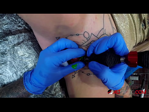 ❤️ Extreem getatoeëerde hottie Sully Savage kreeg een tatoeage op haar clitoris Fucking at nl.xxxner.ru ﹏